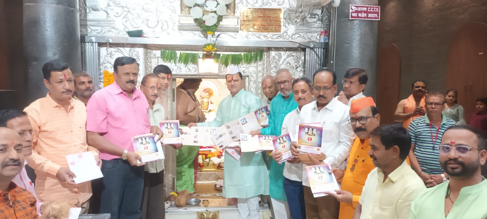 अक्कलकोटच्या श्री वटवृक्ष मंदिरात संपन्न झाली पुण्यतिथी महोत्सव पत्रिकेची पूजा ; महेश इंगळेंच्या हस्ते पत्रिका पूजन.