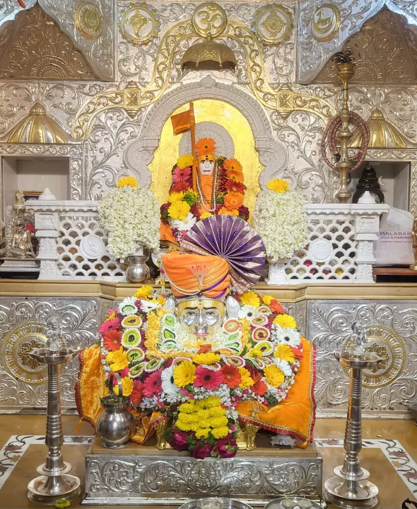 प्रचंड स्वामीबळ पाठीशी नित्य आहे रे मना, आतर्क्य अवधूत हे स्मरण गामी, अशक्यही शक्य करतील स्वामी..!