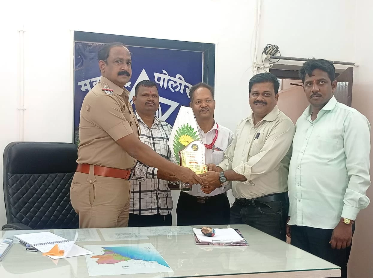 वेंगुर्ले पोलीस निरीक्षक अतुल जाधव यांचा आंतरराष्ट्रीय मानवाधिकार वेल्फेअर असोसिएशनने केला गौरव.