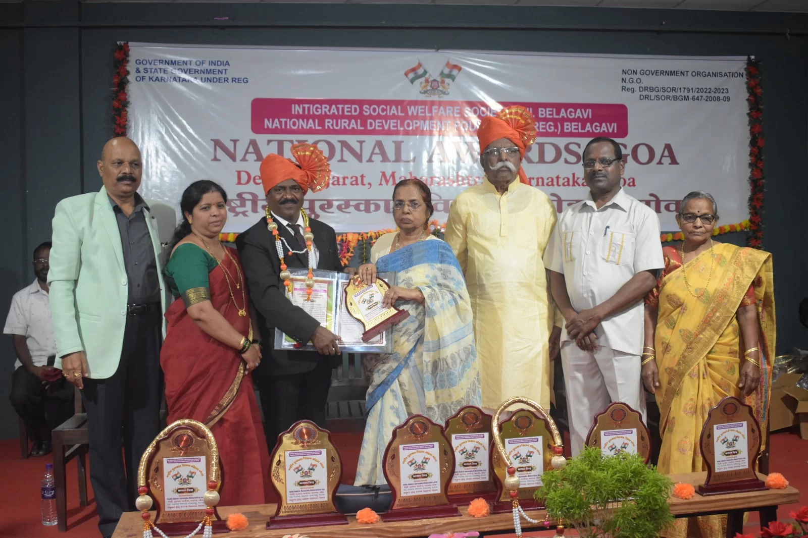 प्राध्यापक रमाकांत सीताराम गावडे यांना माजी केंद्रीय मंत्री रत्नमाला सावनूर यांच्या हस्ते राष्ट्रीय शैक्षणिक सेवा गौरव पुरस्कार