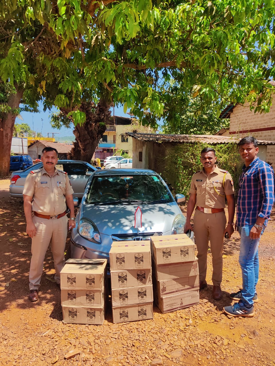 बेकायदेशीर दारु वाहतुकीवर बांदा पोलीसांची कारवाई एकूण ६ लाख १८ हजार ८०० रुपये किमतीचा मुद्देमाल जप्त