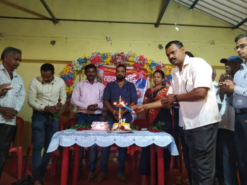 मडुरा येथे रोणापाल माजी सरपंच प्रकाश गावडे यांच्या वाढदिवसानिमित्त रक्तदान शिबिर संपन्न