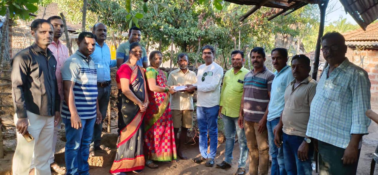 मालवणच्या प्राथमिक शिक्षक भारती वतीने आजारग्रस्त कु.सुचिता बागवे हिला आर्थिक मदत.