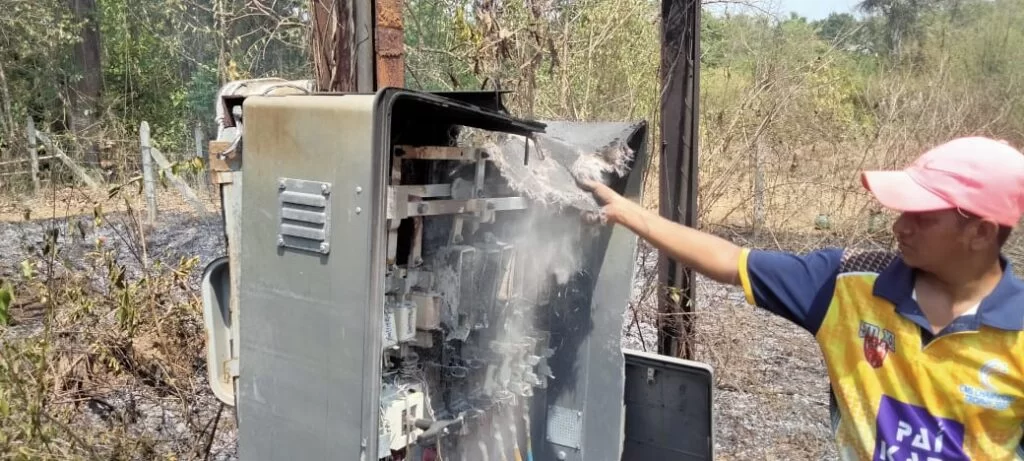 वाफोली देऊळवाडीत वीज ट्रान्सफॉर्मर जळून खाक ; महावितरणच्या हलगर्जी बद्दल ग्रामस्थ नाराज.