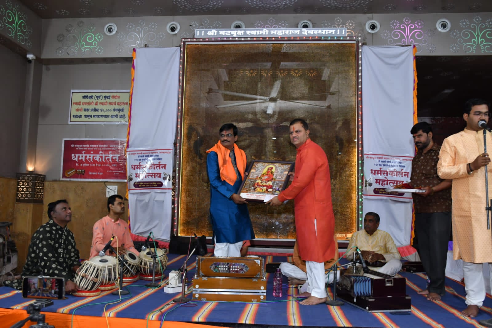 श्री क्षेत्र अक्कलकोट वटवृक्ष मंदिरातील धर्मसंकीर्तनात गायक विलास कुलकर्णींच्या स्वरांनी भक्तांना भक्तीमंगल रसात केले मुग्ध..!