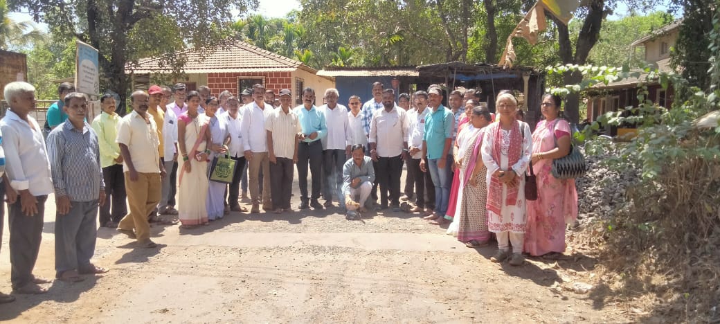 वाफोली येथील  माजी आमदार तथा भाजप जिल्हाध्यक्ष राजन तेली यांच्या हस्ते रस्त्याच्या कामाचा शुभारंभ