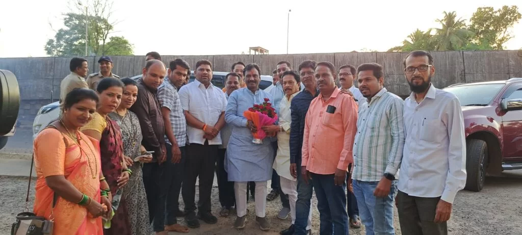 कणकवलीत विरोधी पक्षनेते अंबादास दानवे यांचे आ. वैभव नाईक व शिवसेना उद्धव बाळासाहेब ठाकरे पक्षाच्या पदाधिकारी व कार्यकर्त्यांनी केले हार्दिक स्वागत.