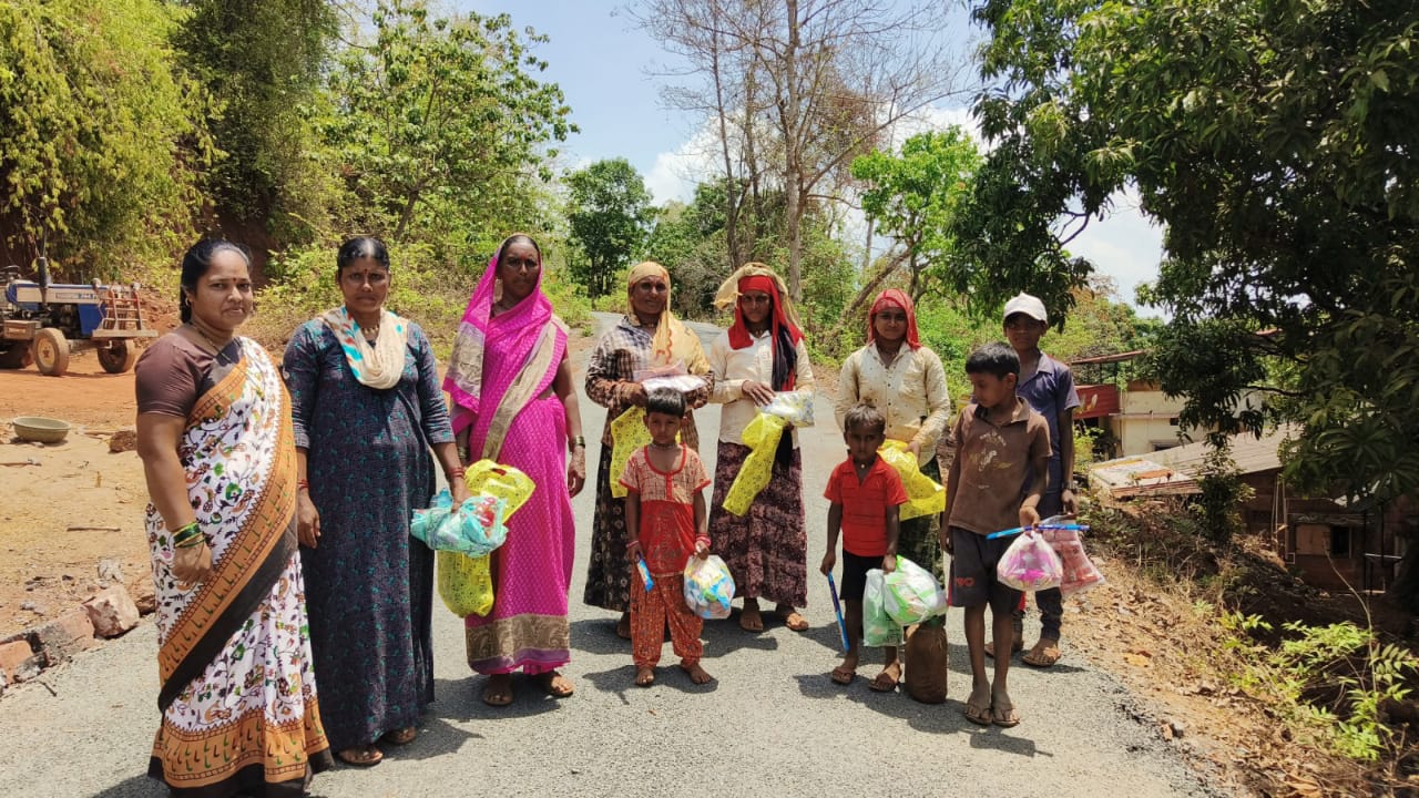 मुणगे आडबंदर येथे रस्ता कामगारांचा झाला अनोखा सन्मान ; कामगारांच्या लहानग्यांनाही खाऊचे वाटप.