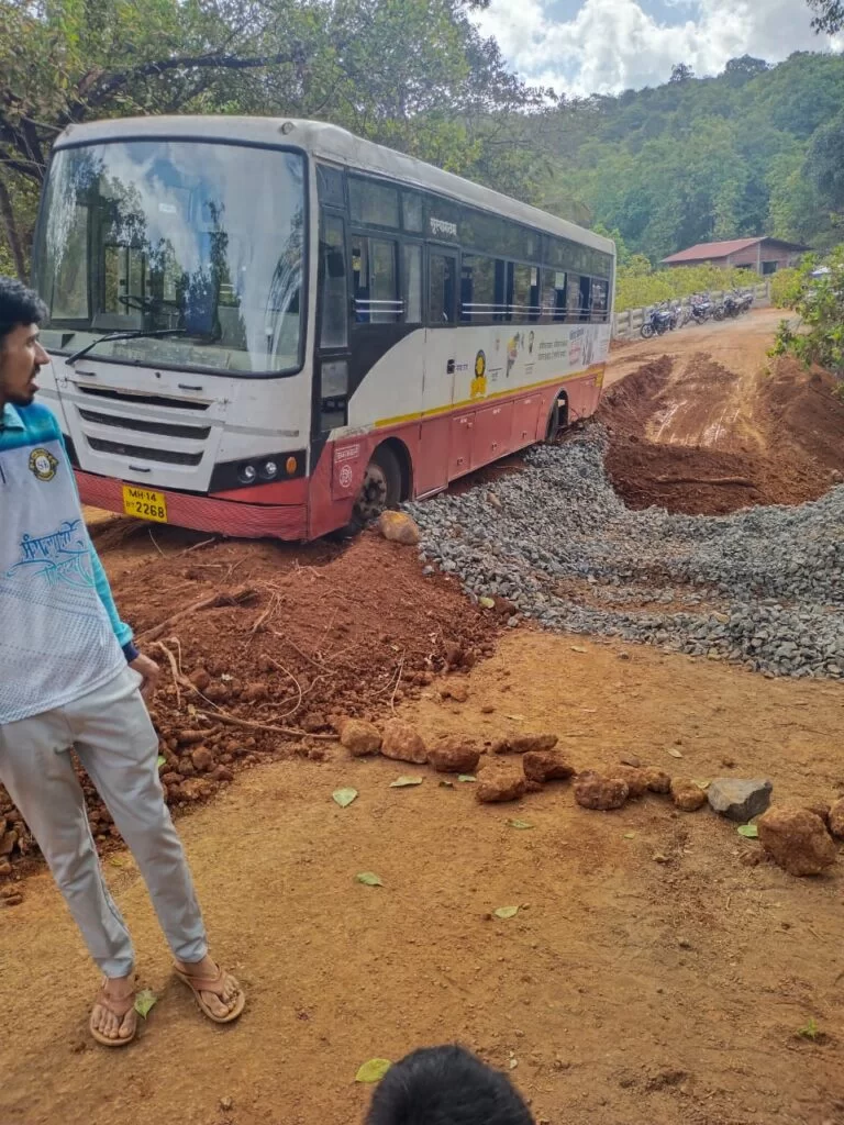 अनर्थ टळला ; कणकवली - शिरगांव एस टी कुवळे येथील भरावात रुतली पण  १२ प्रवाशी सुखरुप.