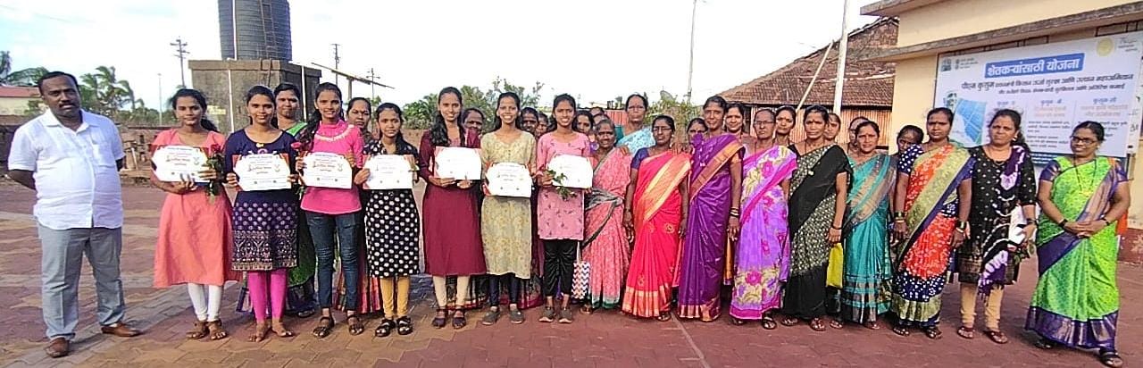 मुणगे येथील एकता ग्राम संघाच्या वतीने दहावी व बारावीच्या गुणवंतांचा सत्कार.