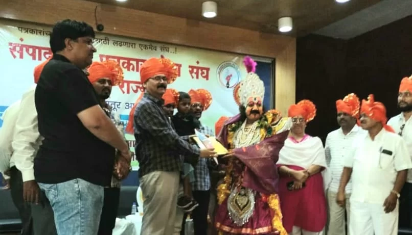 श्री देवी भगवती दशावतार नाट्य मंडळ देवगड मुणगे- डोंबिवलीचे संचालक प्रकाश लब्दे राज्यस्तरीय पुरस्काराने सन्मानित ; सहकलाकारांच्या योगदानाबद्दल व्यक्त केली कृतज्ञता.