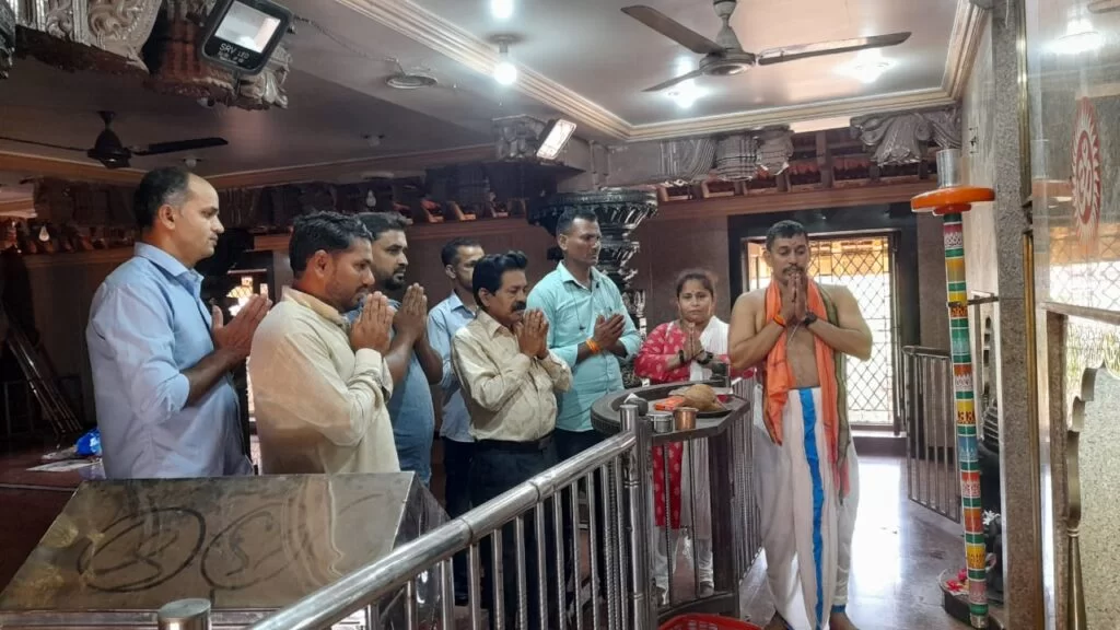 नेरुर मध्ये युवासेना प्रमुख आदित्य ठाकरे यांच्या वाढदिवसा निमित्त श्री देव कलेश्वर मंदिरात अभिषेक, पूजन व गार्हाणे..!
