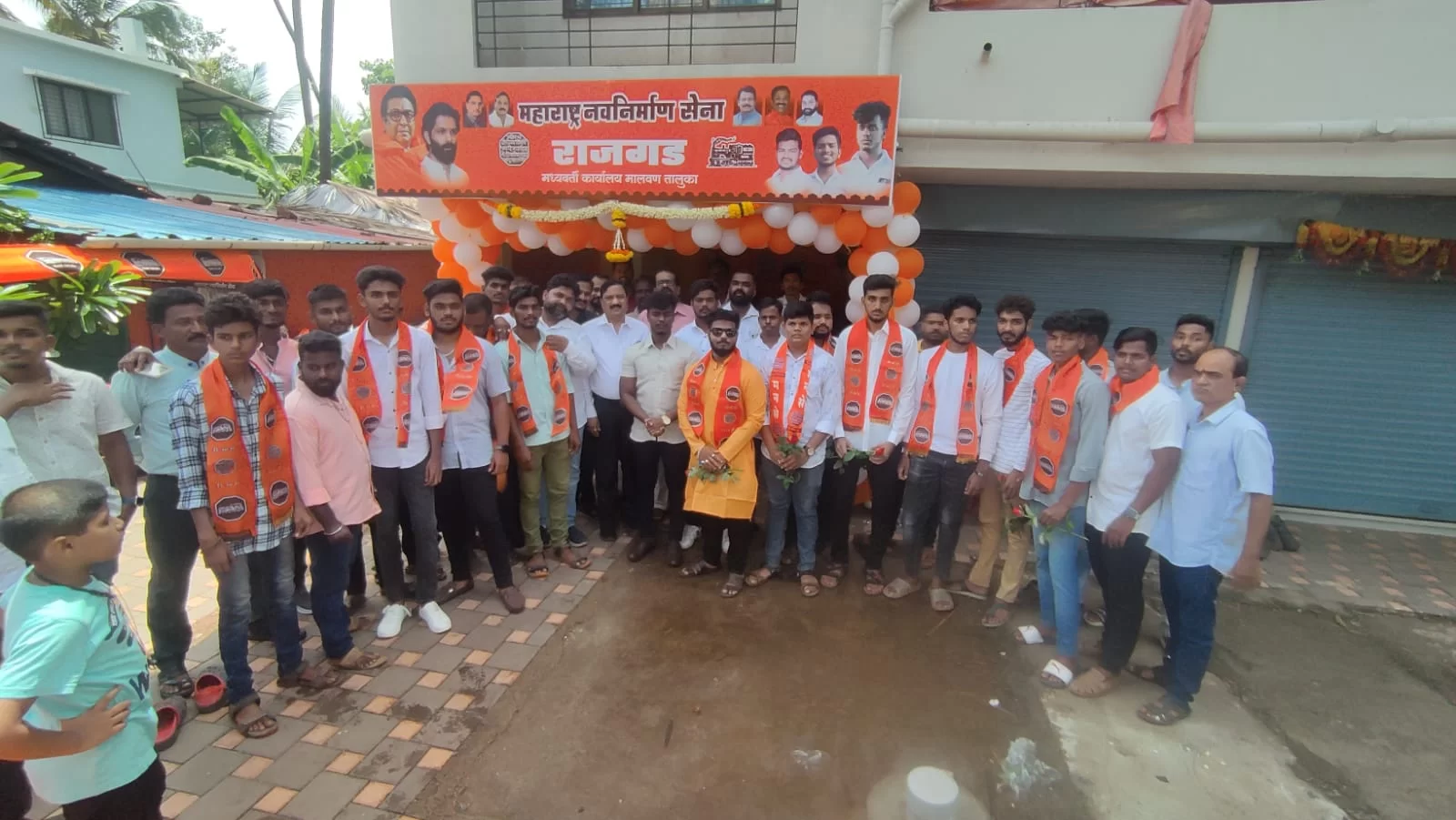 मालवणात 'राज' मुहूर्तावर व 'राजगडावर' अनेक युवकांचा महाराष्ट्र नवनिर्माण सेनेत प्रवेश ; राज्य सरचिटणीस परशुराम ऊर्फ जिजी उपरकर यांच्या उपस्थितीतील प्रवेशामुळे मनसैनिकांमध्ये चैतन्य.
