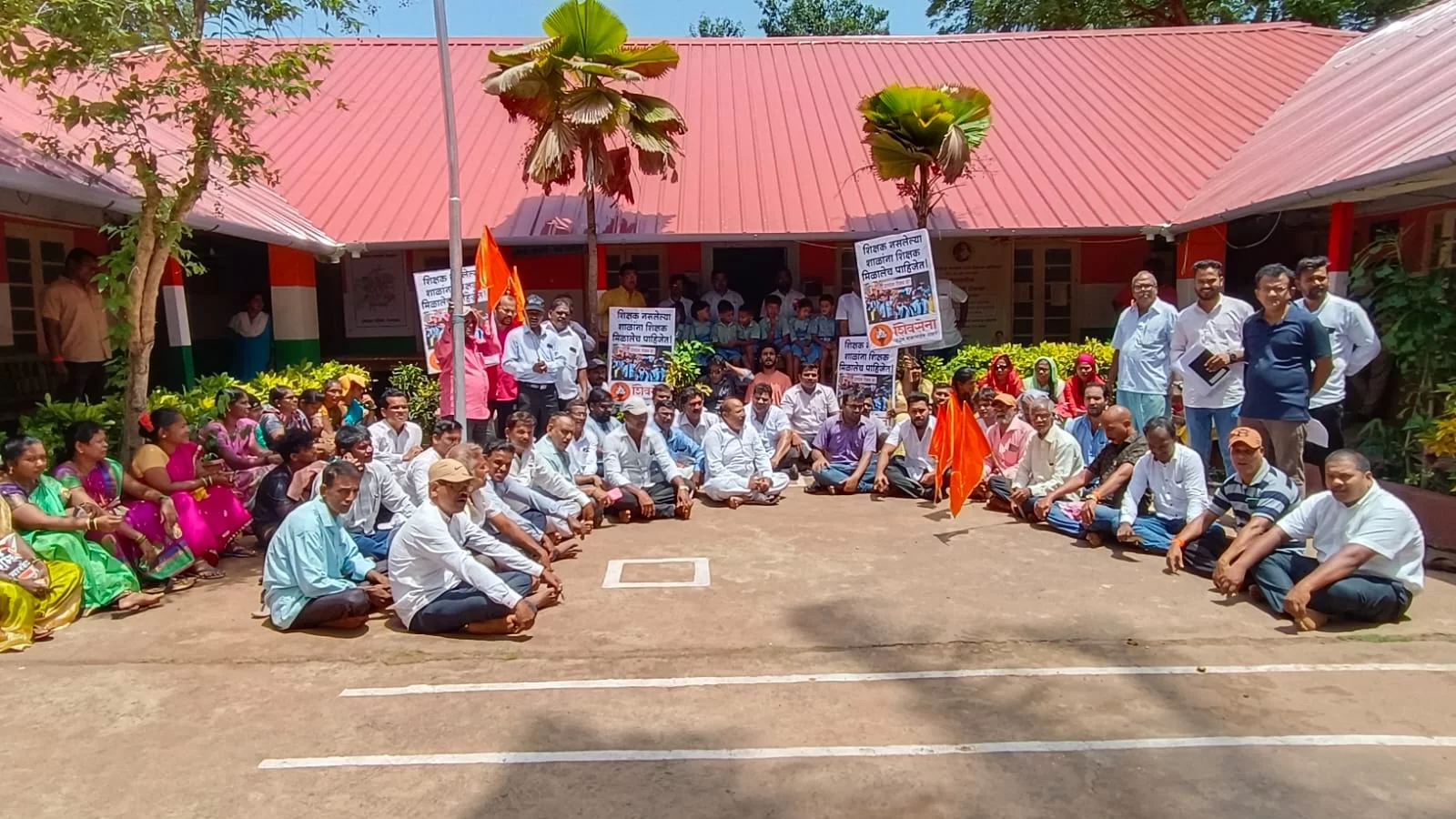 मालवणात आ.वैभव नाईक यांच्या नेतृत्वाखाली शिक्षण मंत्र्यांविरुद्ध आंदोलन ; शिवसेना उद्धव बाळासाहेब ठाकरे पक्षाचे तालुका प्रमुख हरी खोबरेकर व अनेक पदाधिकारी व कार्यकर्ते झाले आंदोलनात सामील.