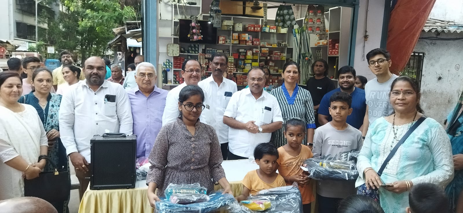 वेरली गांवचे सुपुत्र व मुंबई भाजपाच्या मालाड मतदार संघाचे महामंत्री सुरेश मापारी यांच्या वतीने शेकडो विद्यार्थ्यांना शैक्षणिक साहित्याचे वाटप.