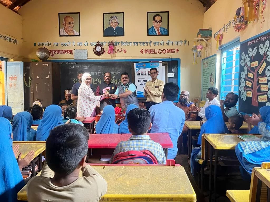 रोटरी क्लब ऑफ वैभववाडीने धरली 'एक छत्री गरजुंच्या शिक्षणासाठी..!'