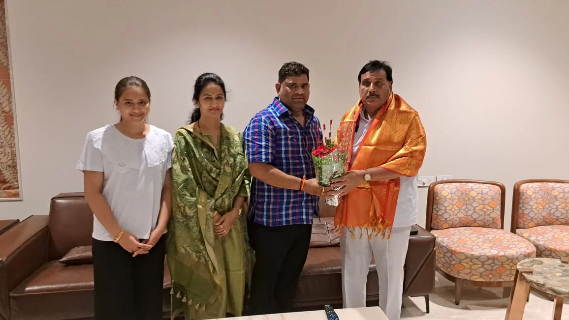 आमदार वैभव नाईक यांनी केला 'गोकुळ' दूध उत्पादक संघाचे चेअरमन अरुणराव डोंगळे यांचा सत्कार.