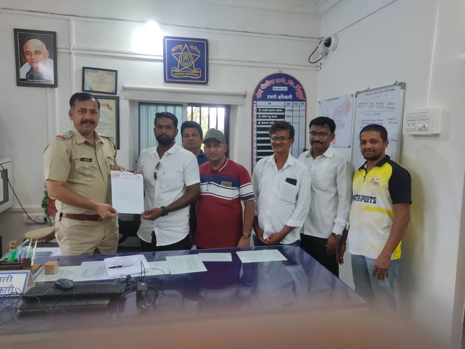 शिवसेना अल्पसंख्याक तालुकाप्रमुख रियाज खान यांनी बांदा पोलीस ठाण्याचे पोलीस निरीक्षक शामराव काळे यांना कट्टा काँर्नर येथे पोलीस कर्मचारी नेमण्यासाठी निवेदनाद्वारे केली मागणी