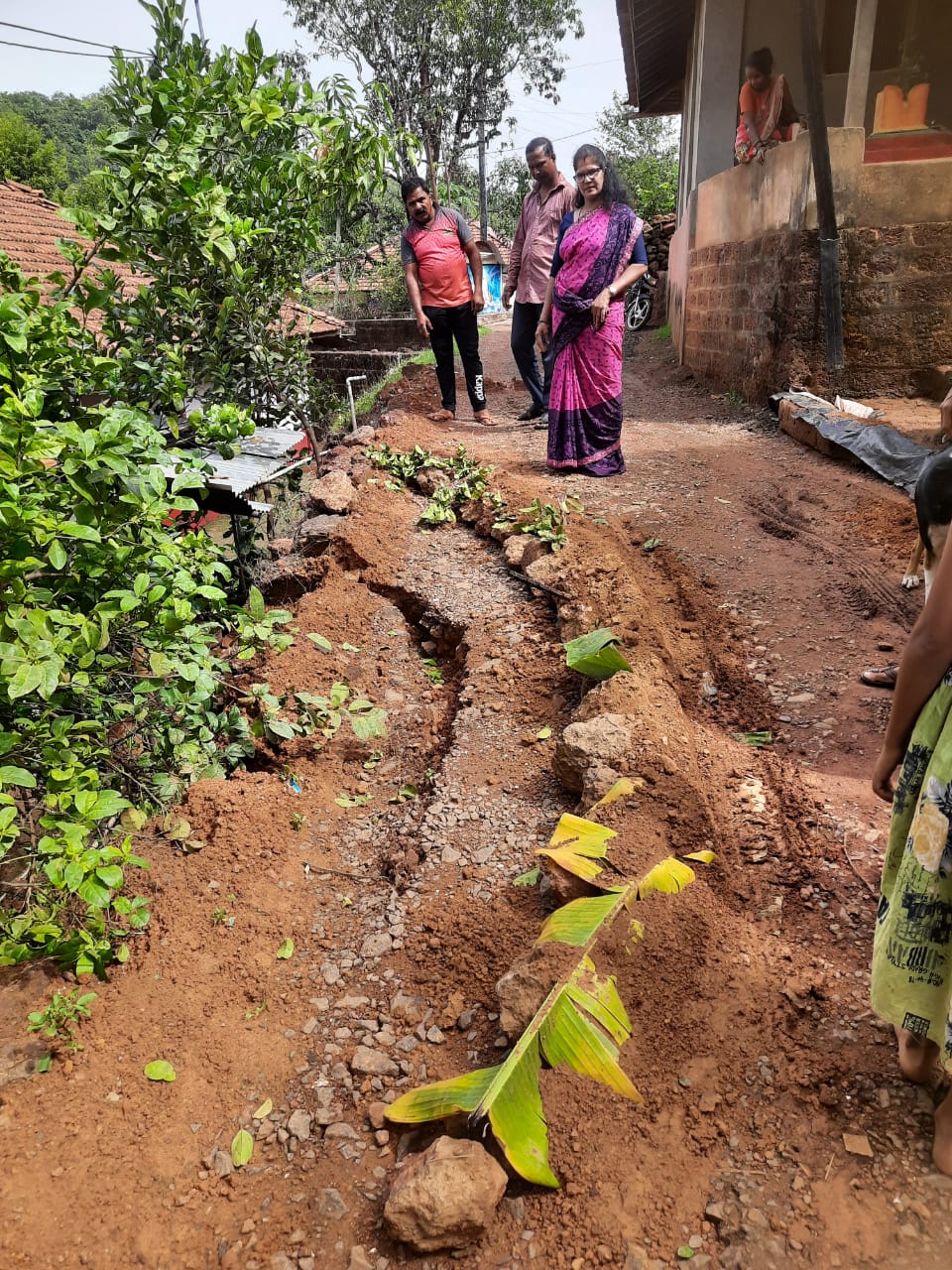 बिळवस येथे खचलेल्या रस्त्याची बिळवस सरपंच मानसी पालव यांच्याकडून पाहणी.