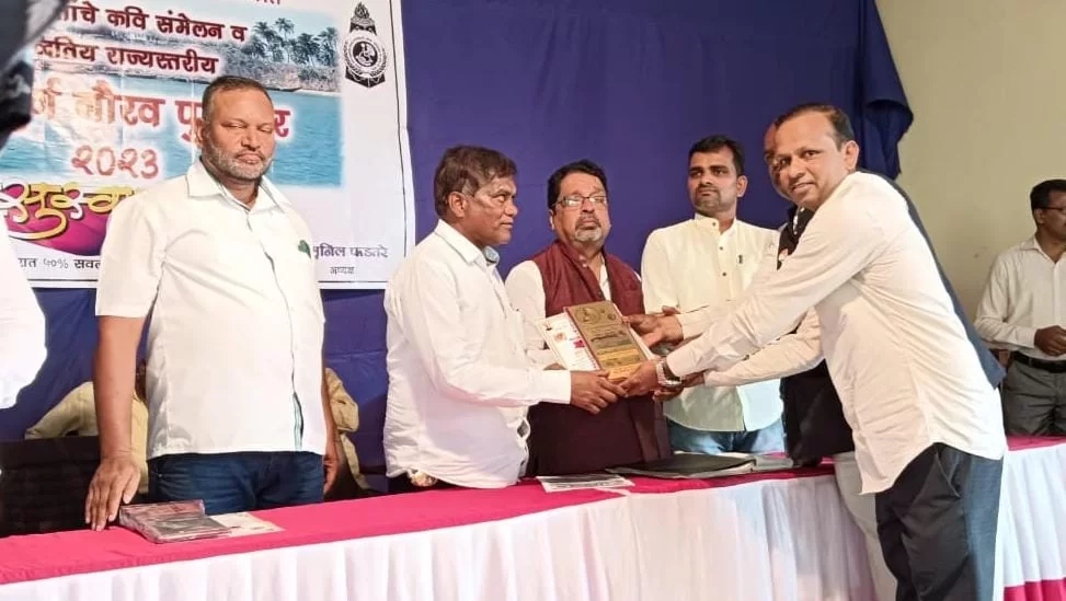 विनोद आईर आदर्श समाजसेवक पुरस्काराने सन्मानित