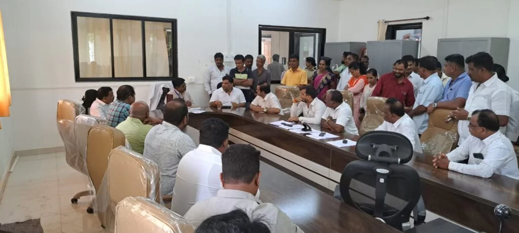 आमदार वैभव नाईक यांनी शासकीय वैद्यकीय महाविद्यालयाच्या तक्रारींबाबत अधिष्ठता व जिल्हा शल्य चिकित्सक यांची घेतली बैठक..!