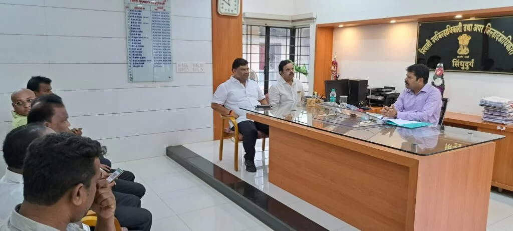 शिवसेना उद्धव बाळासाहेब ठाकरे पक्षाचे ओरोस जिल्हाधिकारी कार्यालयासमोर जमिनीवर बसून आंदोलन ; बांग्लादेशी लाभार्थी मुद्द्यावर आरोप करत केला राज्य सरकारचा निषेध.