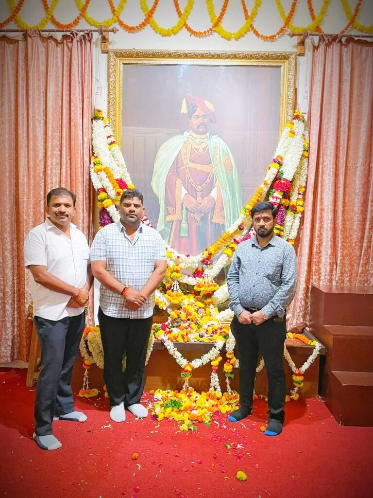 आमदार वैभव नाईक यांनी कोल्हापूरात राजर्षी छत्रपती श्री. शाहू महाराज यांच्या जन्मस्थानाला दिली भेट व केले अभिवादन.