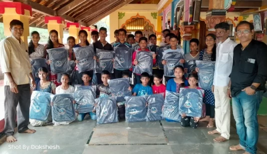 दहीबाव-बागमळा गांवात 'सिध्दिविनायक रिअल इस्टेट' तर्फे विद्यार्थ्यांना शालोपयोगी साहित्याचे वाटप ; मिठबाव येथील फाटकवाडी व शेगुलवाडीतील विद्यार्थ्यांनाही केली मदत.