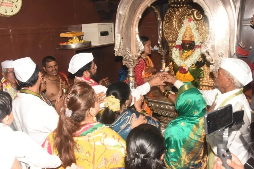 आषाढी एकादशीनिमित्त मुख्यमंत्री एकनाथ शिंदे यांच्या हस्ते श्री विठ्ठल-रुक्मिणीची महापूजा संपन्न ; समाजातील प्रत्येक घटकाच्या सुख समृद्धीसाठी केली प्रार्थना.