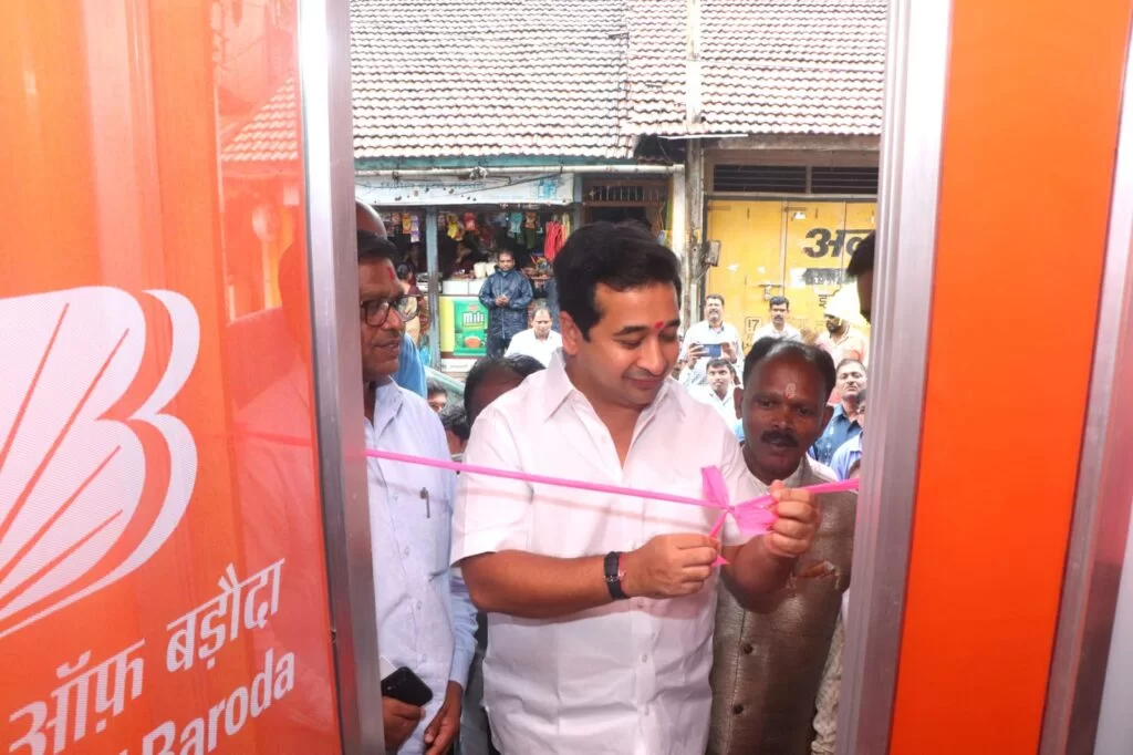 बँक ऑफ बड़ोदा कणकवली शाखेच्या ॲथोराइजड् बिझनेस सेंटरचे आमदार नितेश राणे व प.पू.सदगुरू गावडे काका महाराज यांच्या उपस्थितीत उदघाटन.