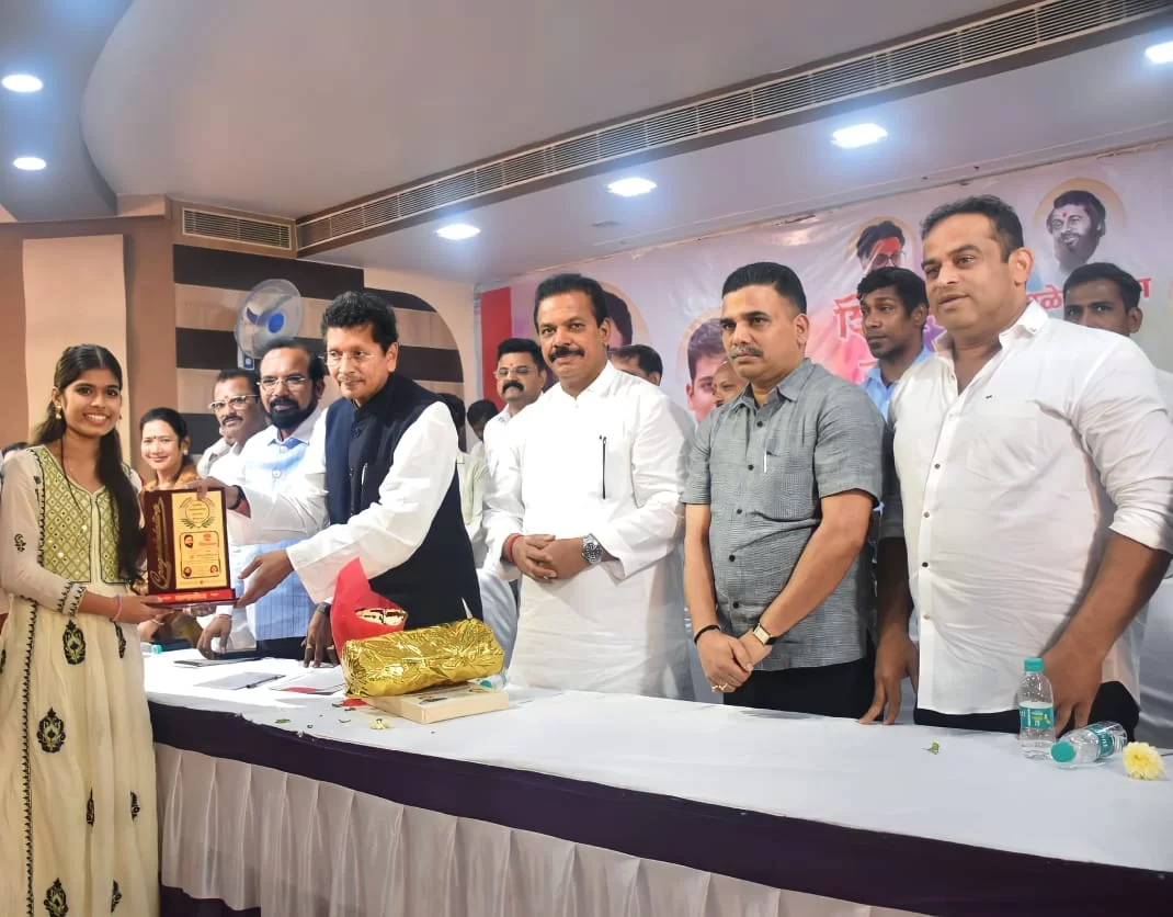 मूळ खांबाळे येथील कु. हिताक्षी जनार्दन बोडेकर हिचा ठाणे येथे शालेय शिक्षण मंत्री दीपक केसरकर यांच्या हस्ते गौरव ; १० च्या परीक्षेतील भरीव यशाबद्दल झाला सत्कार.