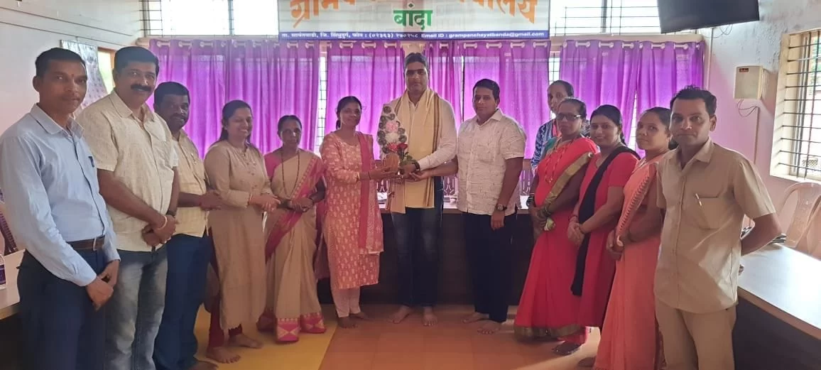पत्रकार निलेश मोरजकर यांचा बांदा ग्रामपंचायतच्या वतीने सरपंच प्रियांका नाईक यांच्या हस्ते शाल, श्रीफळ, पुष्पगुच्छ देऊन सत्कार