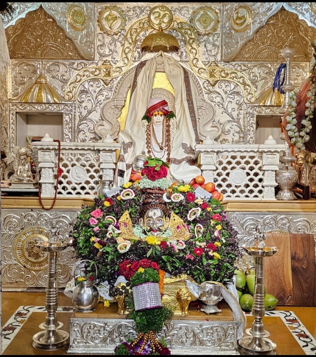 अक्कलकोट वटवृक्ष मंदिरात श्रद्धेय भक्तीभावाने गुरुपौर्णिमा साजरी गुरुभेटीची आस घेवून आलेले असंख्य भाविक स्वामींचरणी नतमस्तक