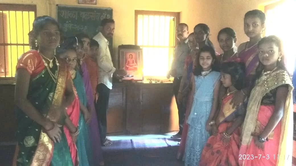 गुरू वीण जगी थोर काय!पळसंब शाळा न . १ मध्ये  गुरुपौर्णिमा उत्साहात