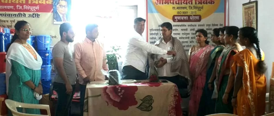 त्रिंबक मध्ये ग्रामसेवक सुनील प्रभूदेसाई यांचा सन्मान.