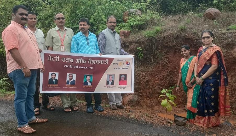 रोटरी क्लब ऑफ वैभववाडी च्या वतीने शेतकऱ्यांना वृक्ष रोपांचे वाटप ; सामाजिक कार्यकर्ते शारंगधर देसाई यांनीही वाढदिवसा निमित्त दिले विशेष योगदान.