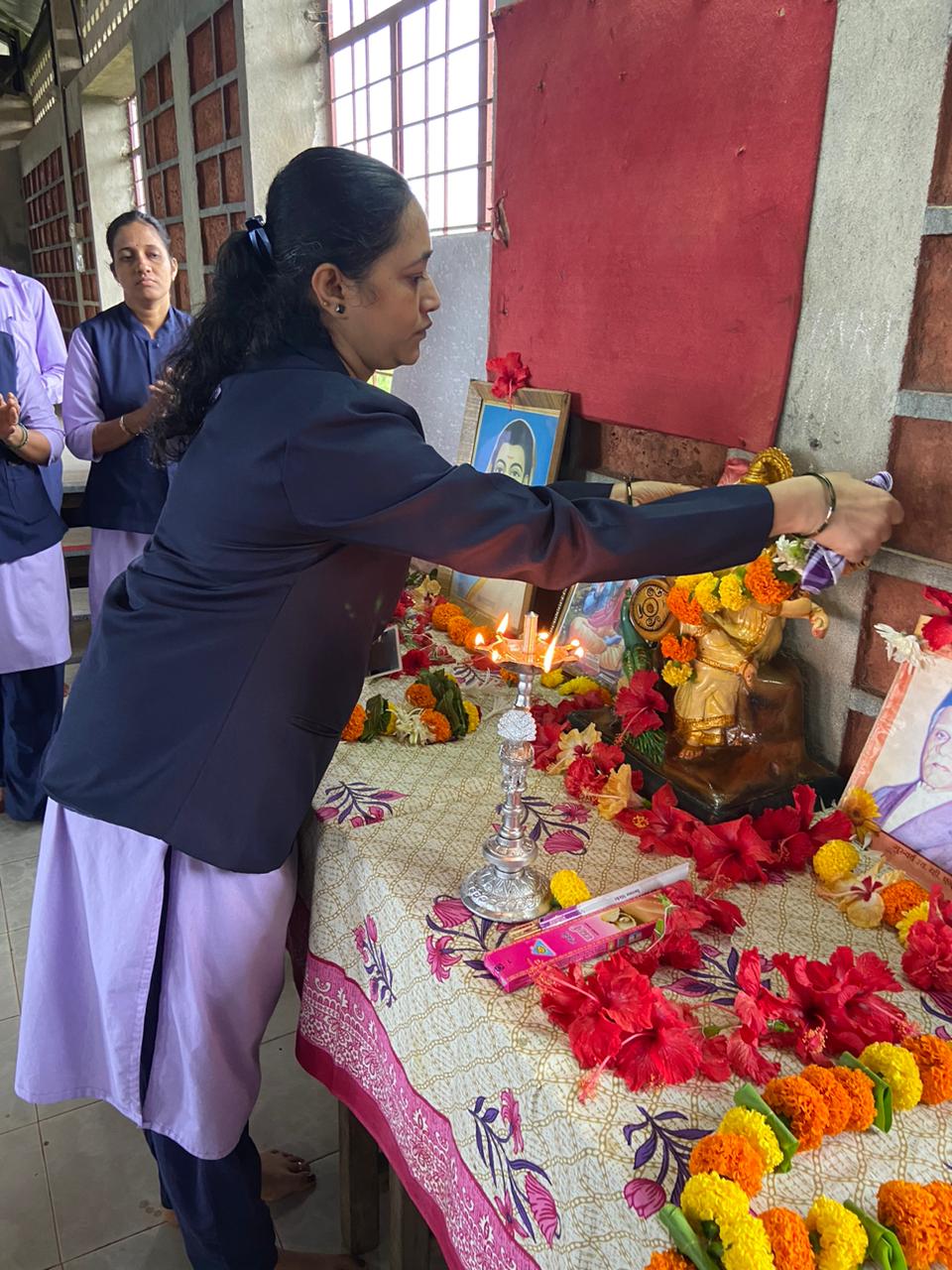 व्ही एन. नाबर मेमोरियल इंग्लिश मिडियम स्कूल मध्ये गुरुपौर्णिमा मोठ्या उत्साहात साजरी.