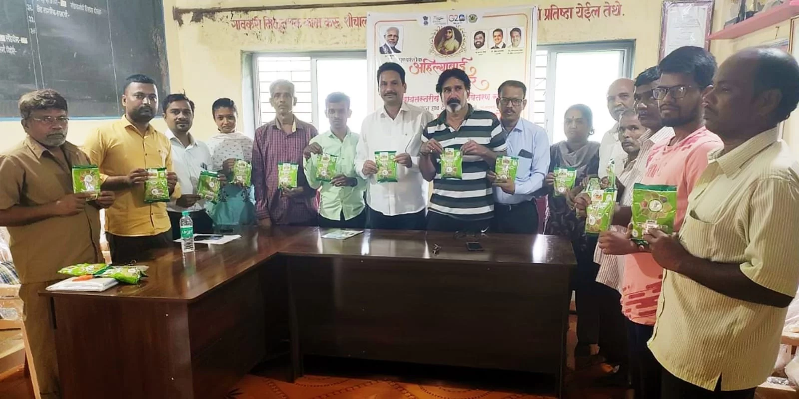 एडगांव येथे कृषी विभागा मार्फत शेतकऱ्यांना भरड धान्य बियाण्यांचे वाटप ; आंतरराष्ट्रीय भरड धान्य वर्षाचे औचित्य.