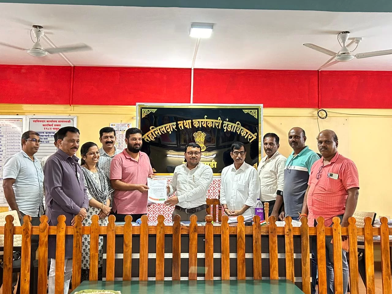 भाजपा जिल्हाध्यक्ष राजन तेली यांच्या नेतृत्वाखाली बांदा येथील भाजपा पदाधिकार्यांचे तहसीलदारांना निवेदन ; तहसीलदारांनी दिली कार्यवाहीची ग्वाही.
