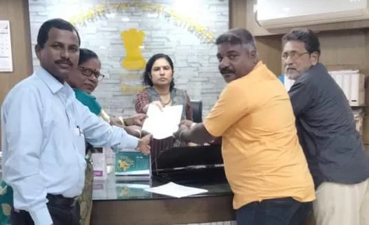 महाराष्ट्र नाभिक महामंडळ, सिंधुदुर्ग यांच्या वतीने जिल्हाधिकार्यांना निवेदन .