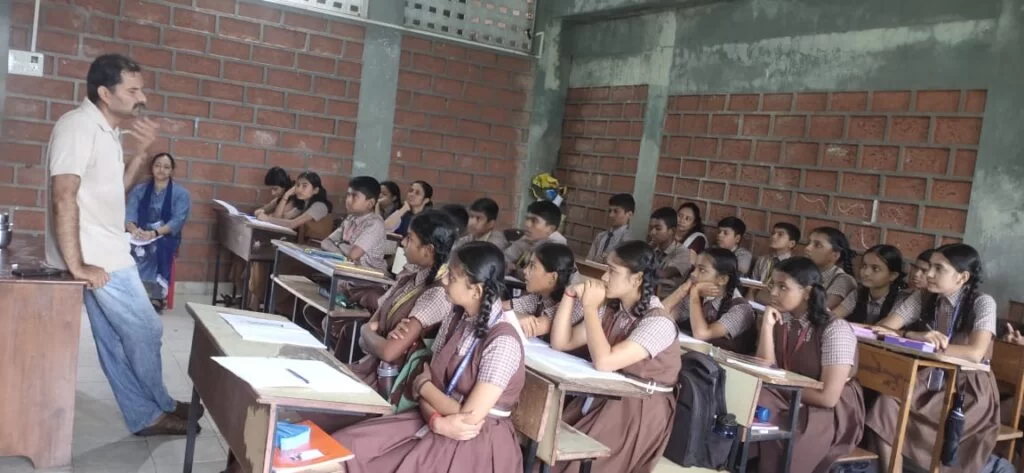 बांदा येथे प्रसिद्ध मानसोपचार तज डॉ. रुपेश पाटकर यांनी कुमारवयीन विद्यार्थ्यांना केले मार्गदर्शन ; व्ही.एन. नाबर प्रशालेत संपन्न झाला विशेष मार्गदर्शन वर्ग.