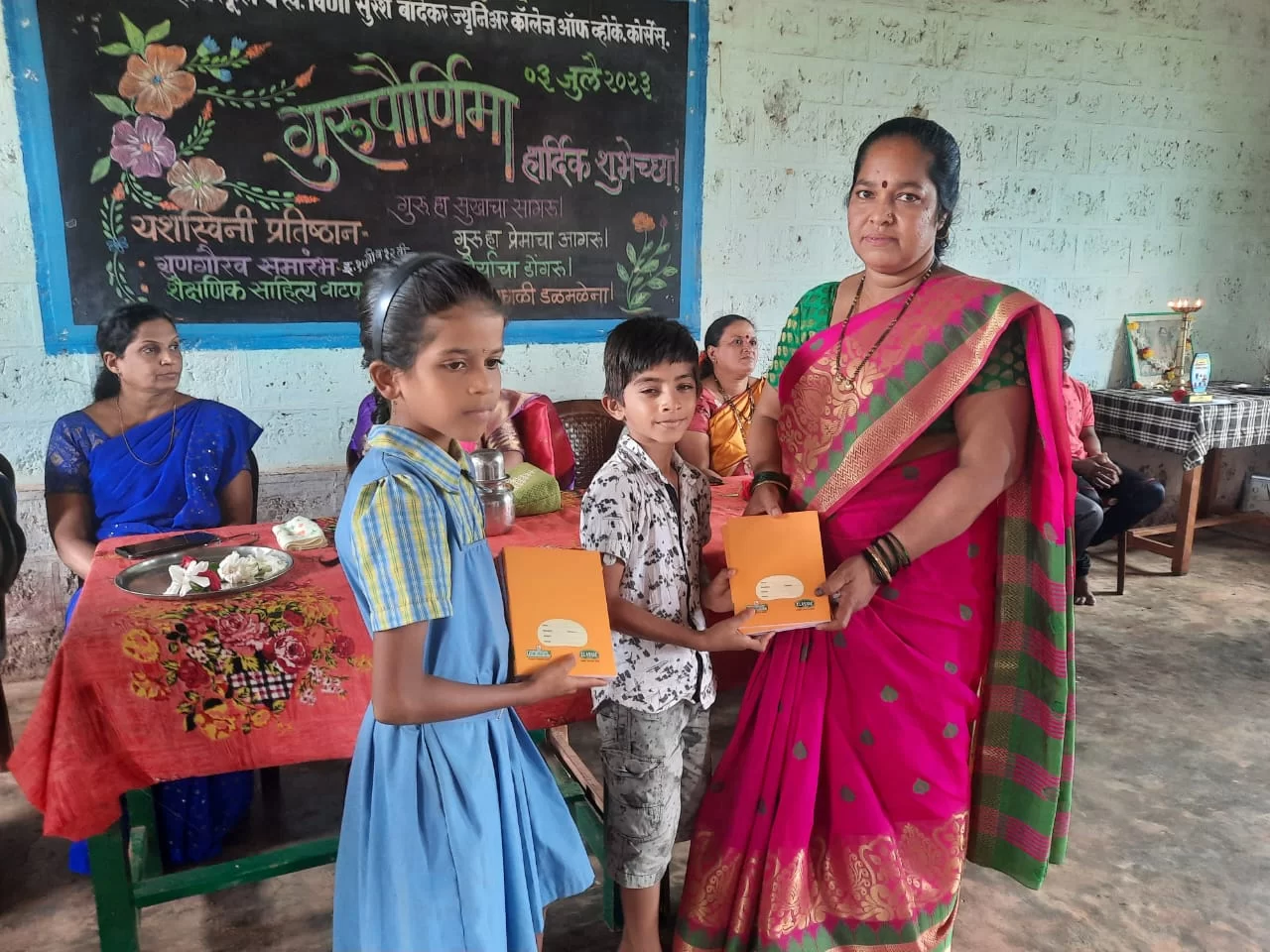 मुणगे येथे यशस्विनी प्रतिष्ठान आणि संघर्ष मित्र मंडळाचे शैक्षणिक दातृत्व.