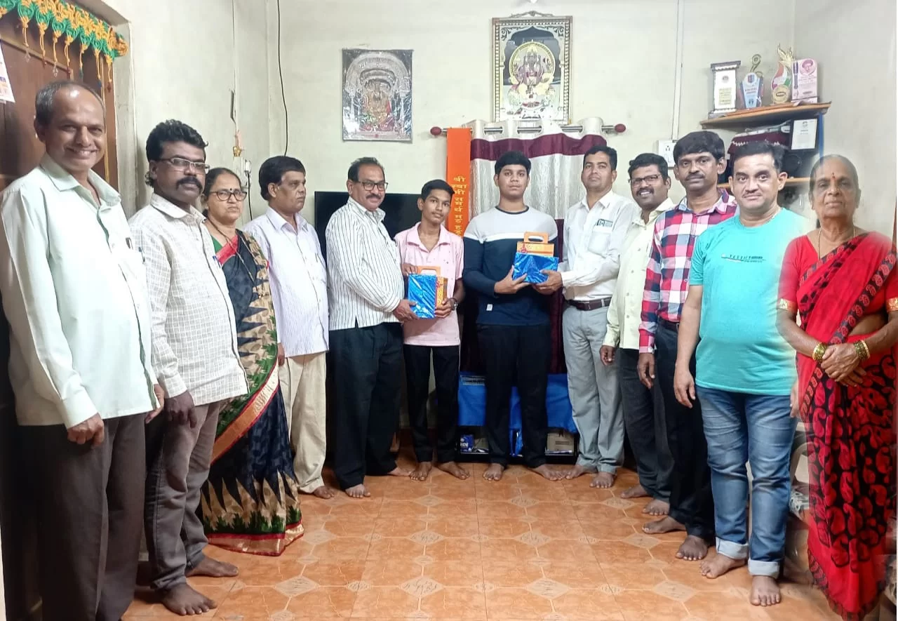 देवगड तालुका पत्रकार समितीच्या वतीने शिरगाव येथील पत्रकारांच्या शालांत परीक्षेत उत्तीर्ण झालेल्या मुलांचा सत्कार
