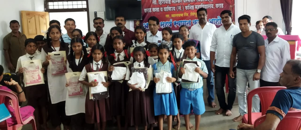 वराड येथे 'ध्यास फाऊंडेशन' या सेवाभावी संस्थेच्या वतीने गणवेश वाटप.