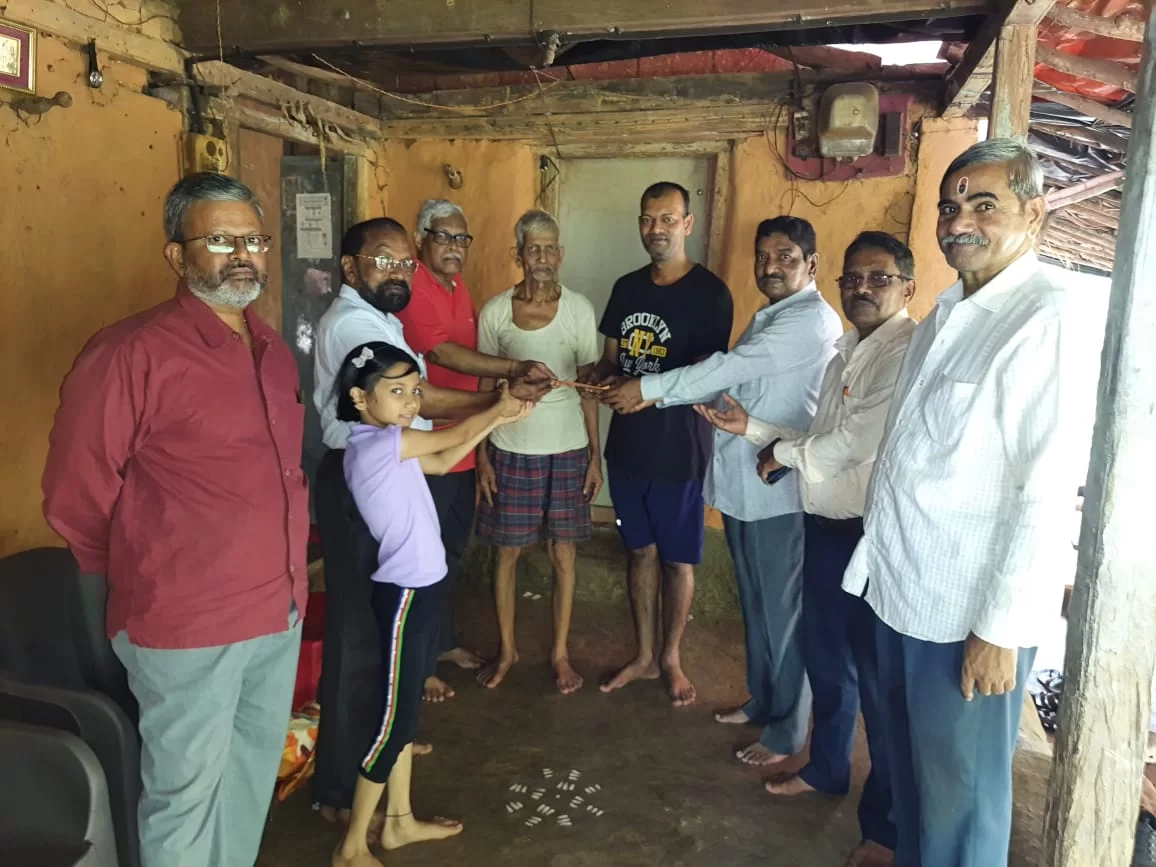 दशावतार लोक-कलावंत विराज माळगांवकर यांना रोख आर्थिक मदत ; परब मराठा समाजाचे दातृत्व.