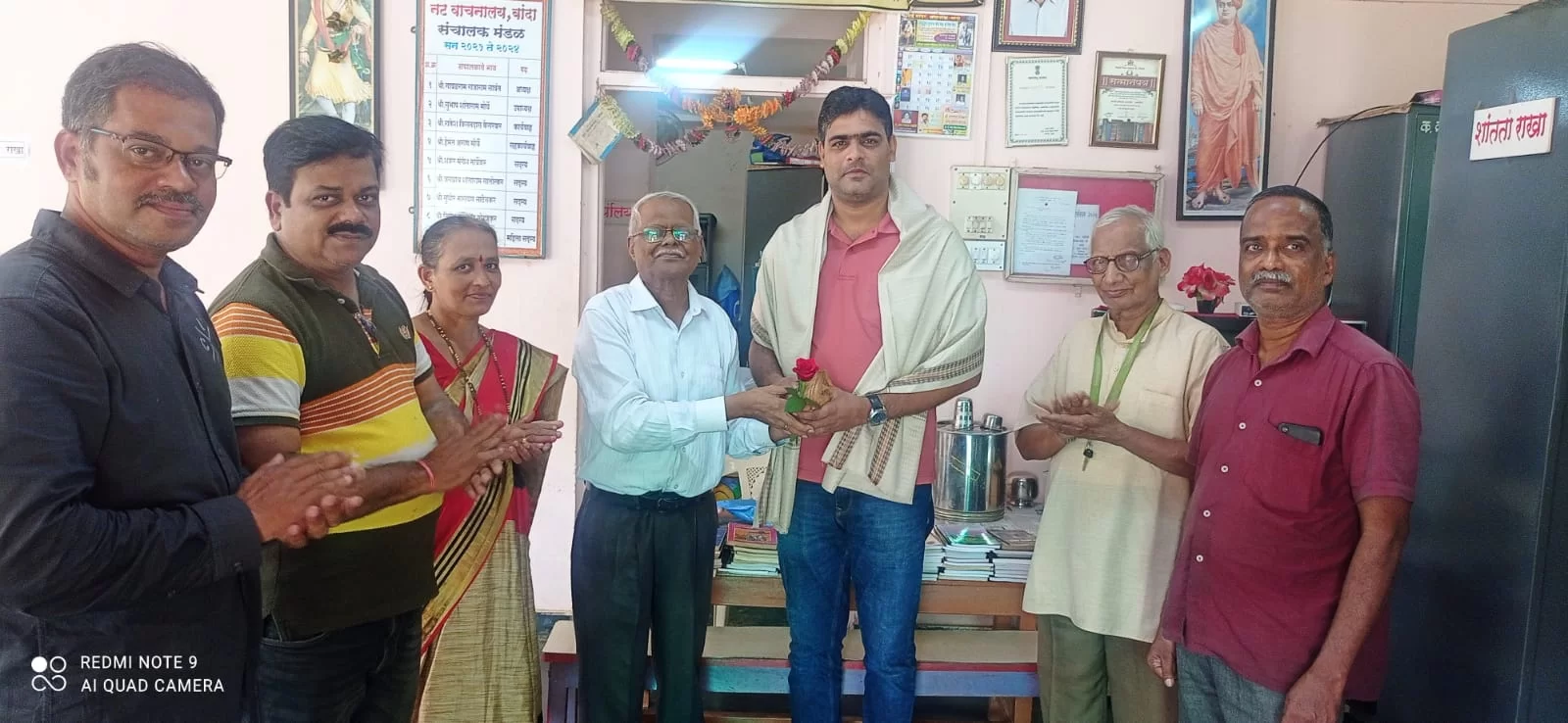 पत्रकार निलेश मोरजकर यांना भास्कर अवॉर्ड' प्राप्त झाल्याने नट वाचनालयाच्या वतीने उपाध्यक्ष सुभाष मोर्ये यांच्या हस्ते शाल, श्रीफळ, पुष्पगुच्छ देऊन सत्कार