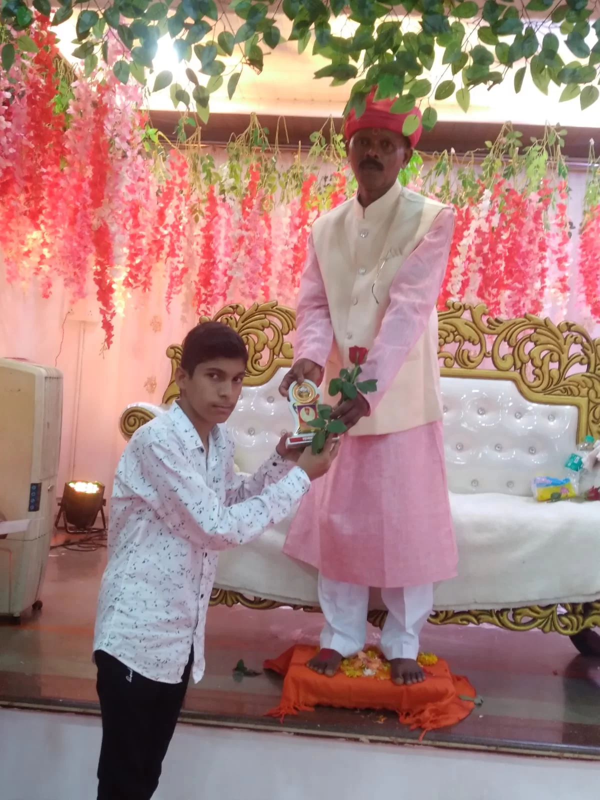उत्कुष्ठ यश संपादन केल्याने श्री. श्री.श्री.१०८ महंत मठाधीश सदगुरू प.पू.गावडे काका महाराजांच्या हस्ते वेंदात याचा  सत्कार करण्यात आला