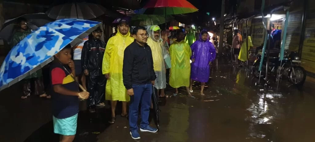 तेरेखोल नदीचे पाणी बांदा शहरातील आळवाडी मच्छिमार्केट मध्ये घुसले ; सावंतवाडीचे तहसीलदार श्रीधर पाटील यांनी केली परिस्थितीची पहाणी.