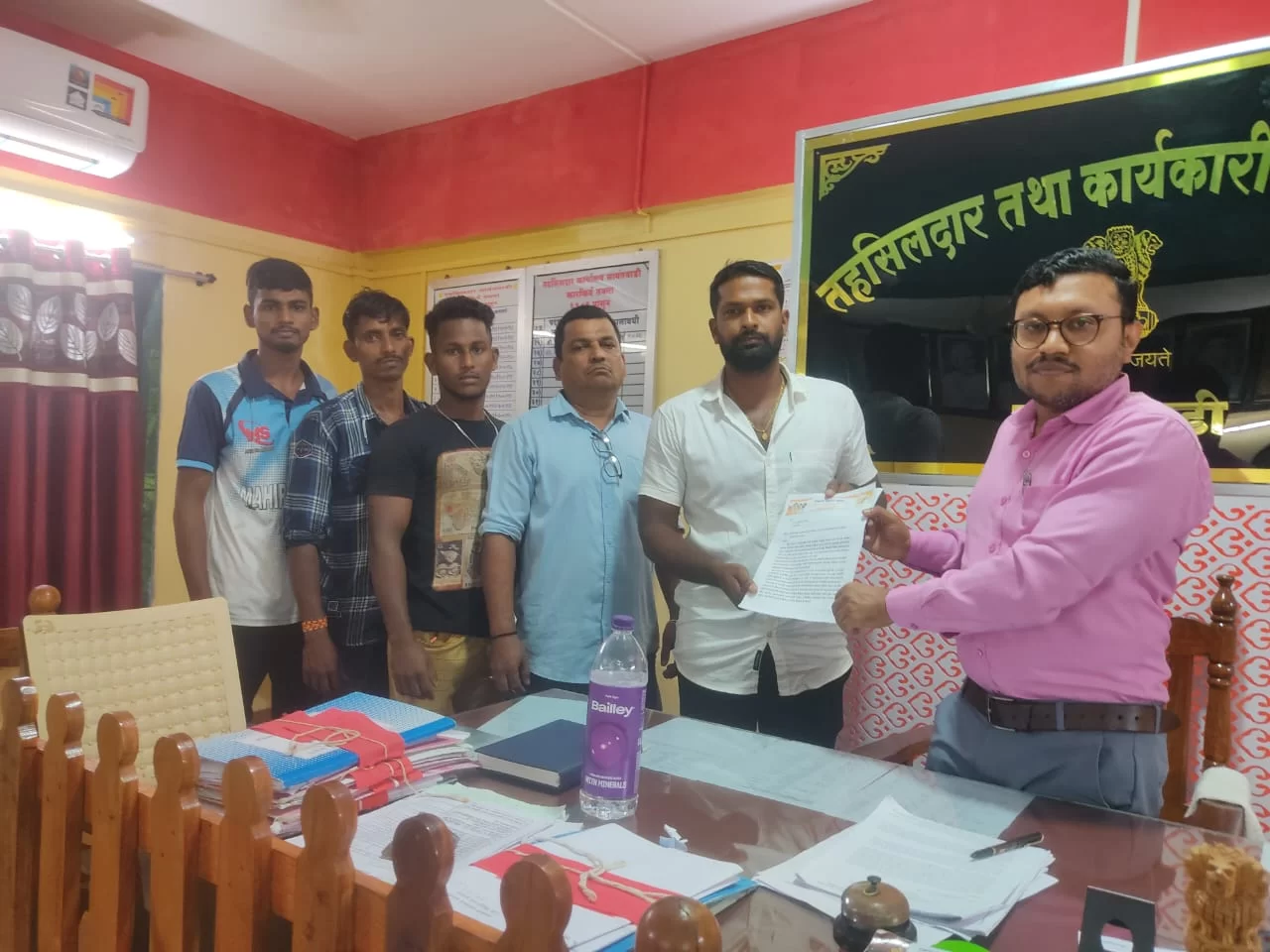 बांदा शहर व परिसरातील पूरबाधित गांवामध्ये आपत्ती व्यवस्थापन साहित्य तत्काळ मिळावे ; शिवसेना उद्धव बाळासाहेब ठाकरे पक्षाचे रियाज ख़ान यांचे सावंतवाडी तहसिलदारांना निवेदन.