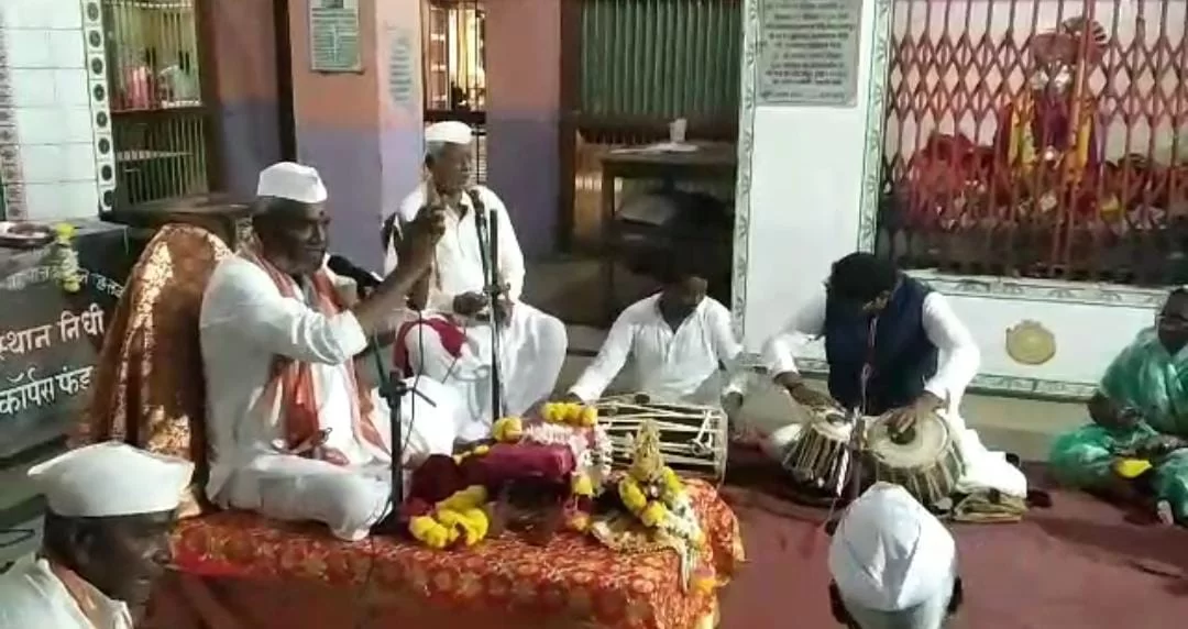 श्री क्षेत्र अक्कलकोट वटवृक्ष मंदिरात भागवत कथेस प्रारंभ ; ह.भ.प.सुधाकर इंगळे महाराजांनी भागवत कथेतून केले धर्म प्रबोधन.